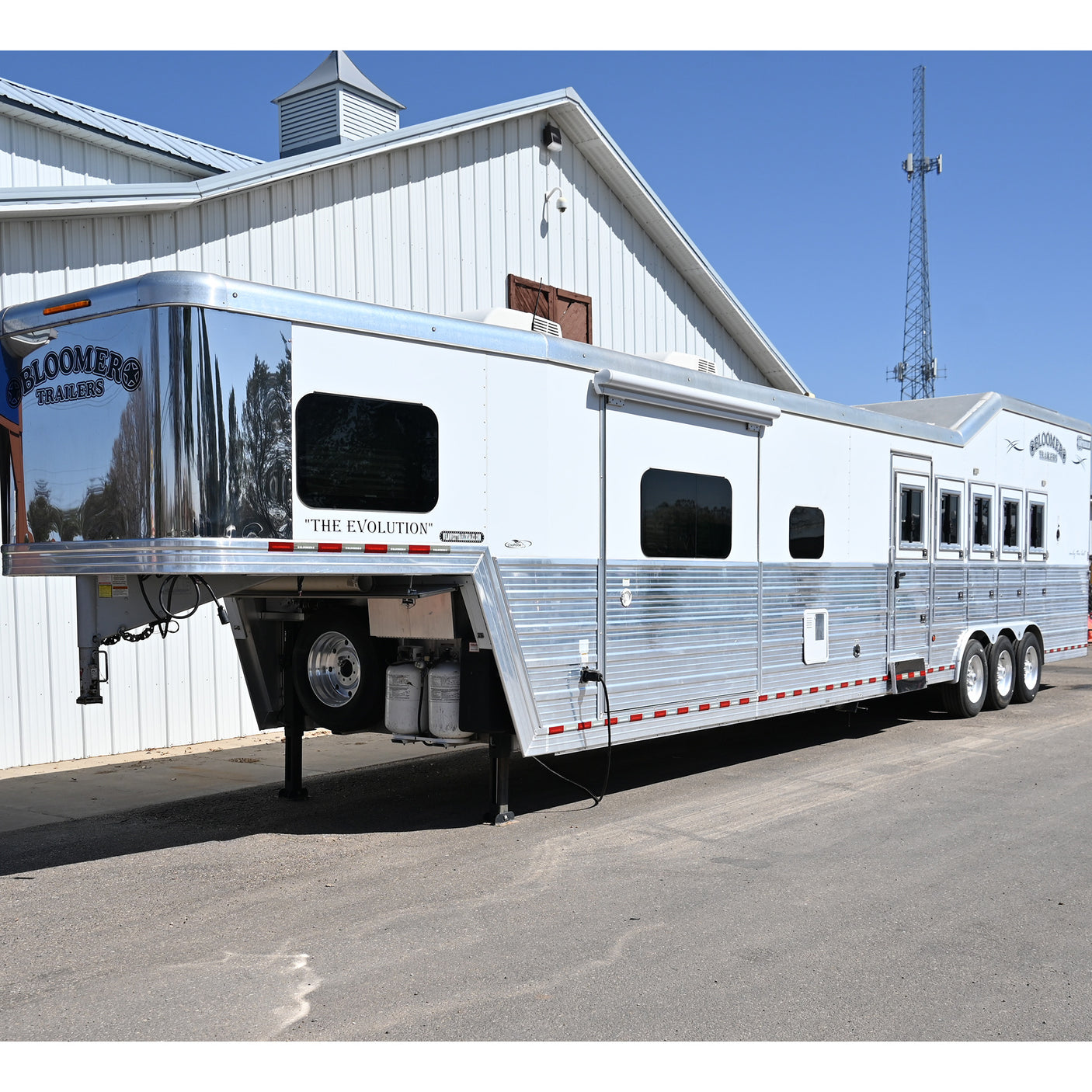 2019 Bloomer 5 Horse Trailer with 16'8" Living Quarter Brand New 7K Onan Generator