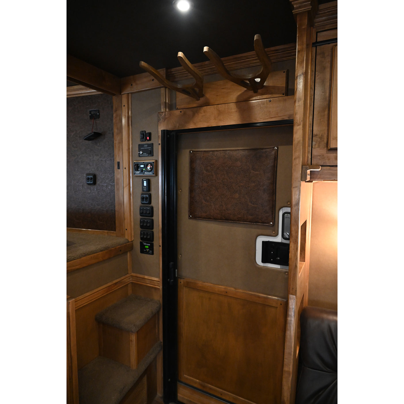 2019 Bloomer 5 Horse Trailer with 16'8" Living Quarter Brand New 7K Onan Generator