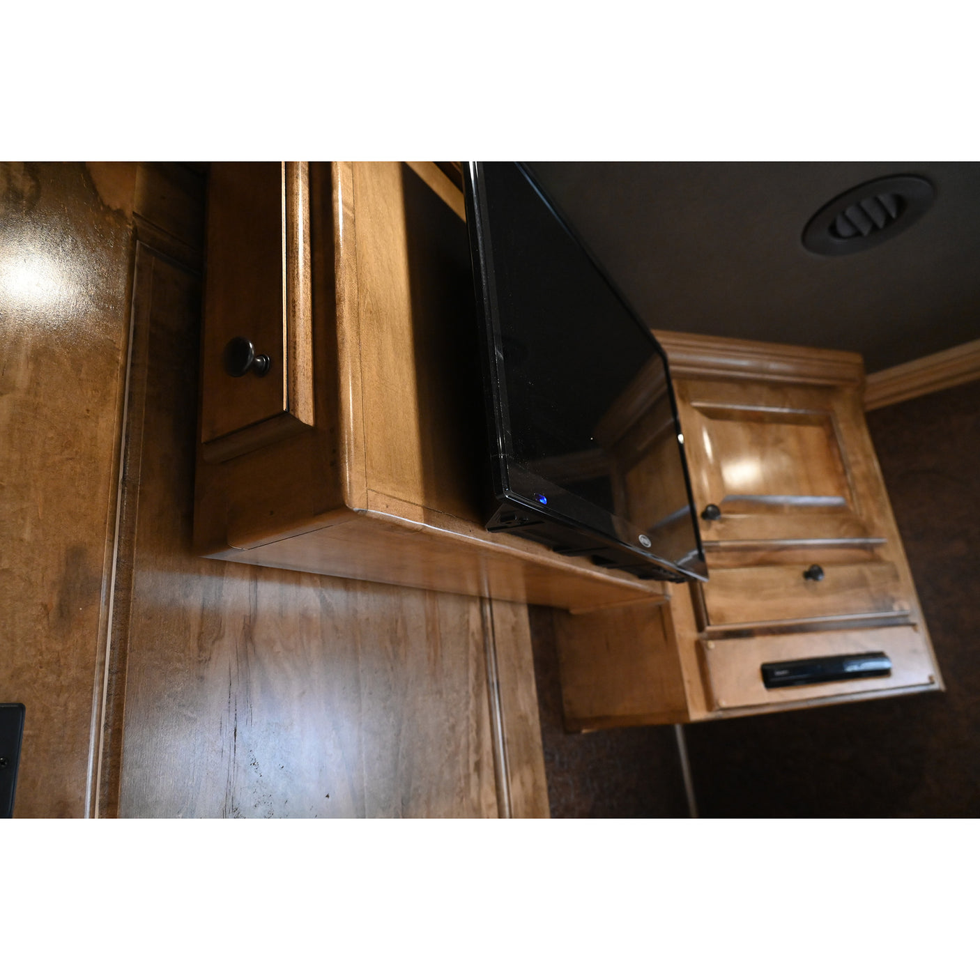 2019 Bloomer 5 Horse Trailer with 16'8" Living Quarter Brand New 7K Onan Generator