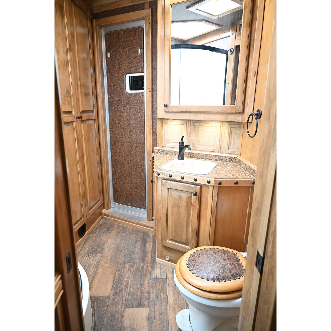 2019 Bloomer 5 Horse Trailer with 16'8" Living Quarter Brand New 7K Onan Generator