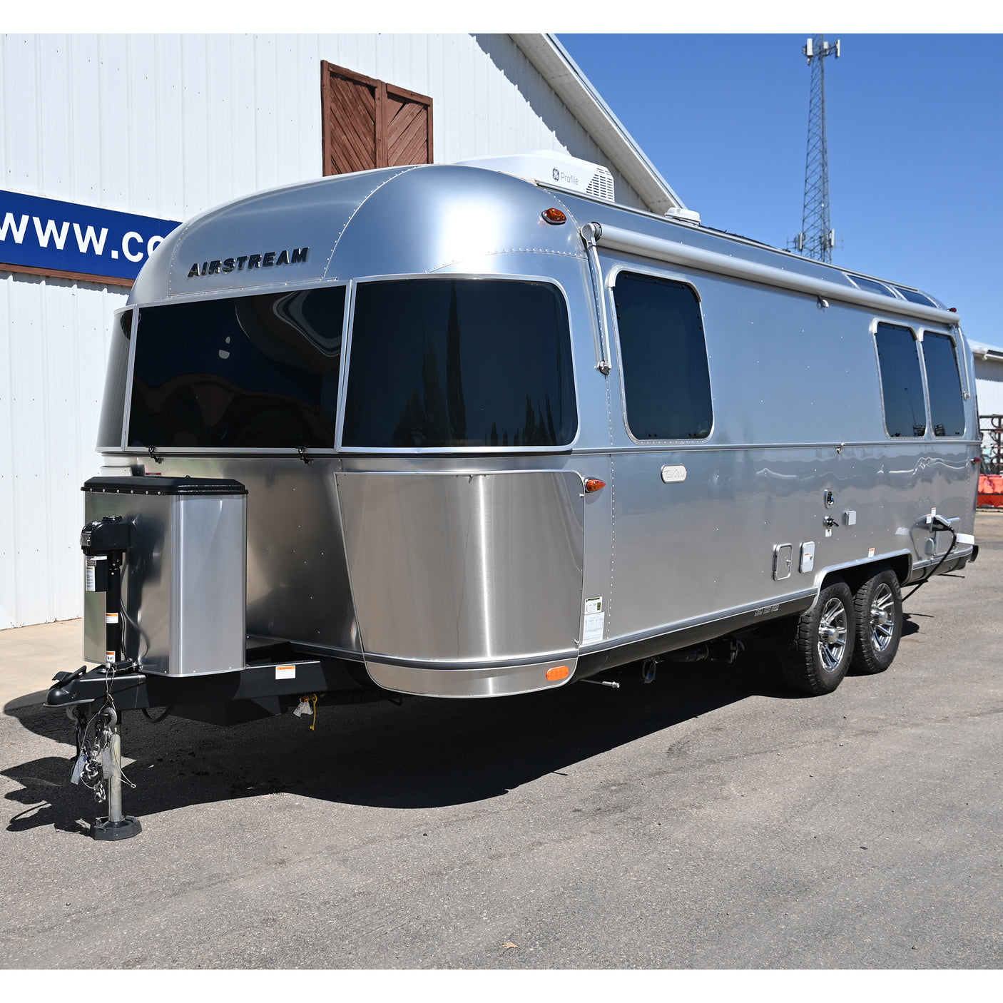 2025 Preowned Airstream M-25FB Queen Trade Wind RV- Never Used