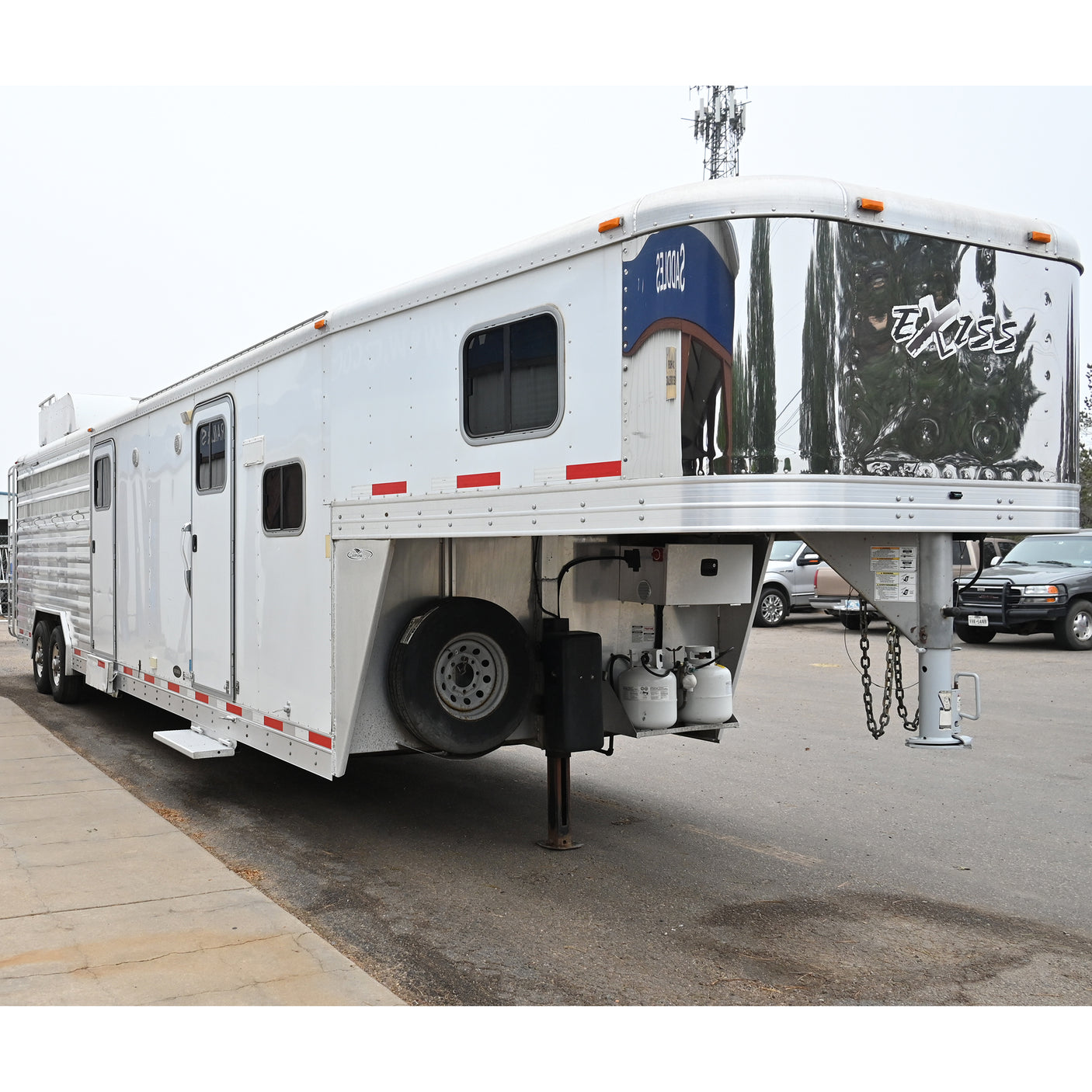 2013 Exiss Stock Combo 11' LQ, Midtack Horse Trailer