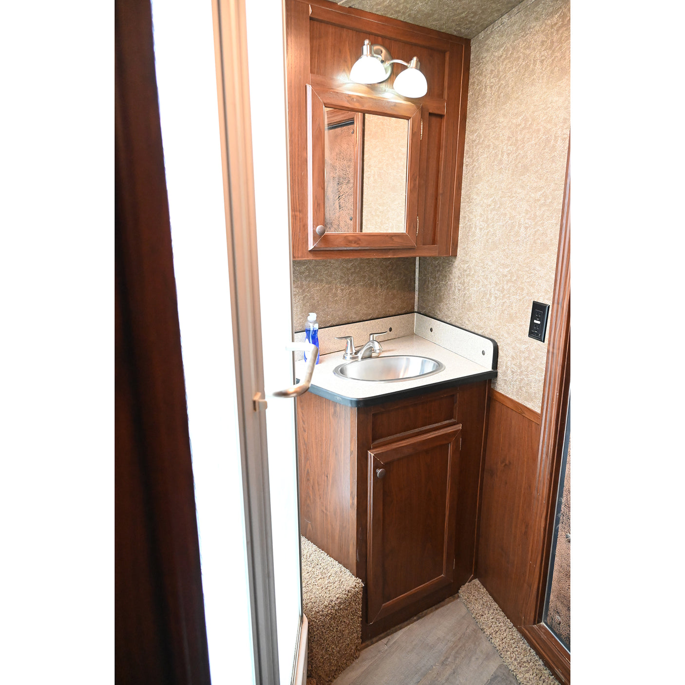 2013 Exiss Stock Combo 11' LQ, Midtack Horse Trailer