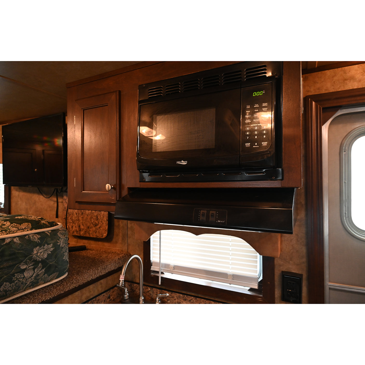 2015 Exiss Stock Combo 8' Living Quarter Horse Trailer