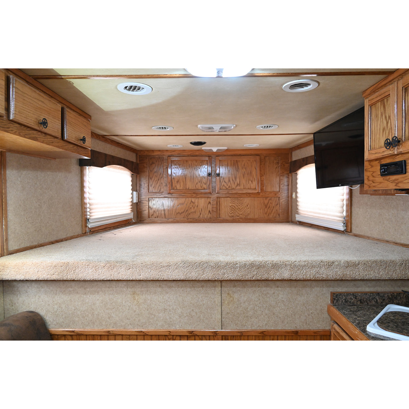 2012 Cimarron 3 Horse 10' Living Quarter Trailer