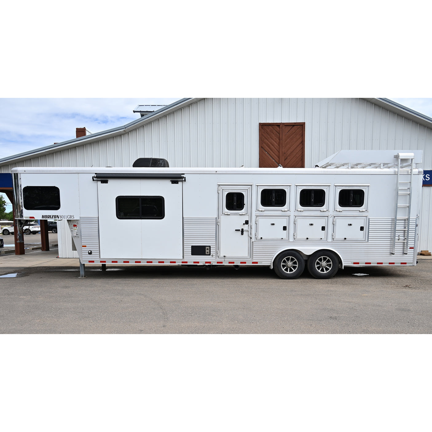 2018 Sundowner 4 Horse 11' Living Quarter, Slide Out, Horse Trailer