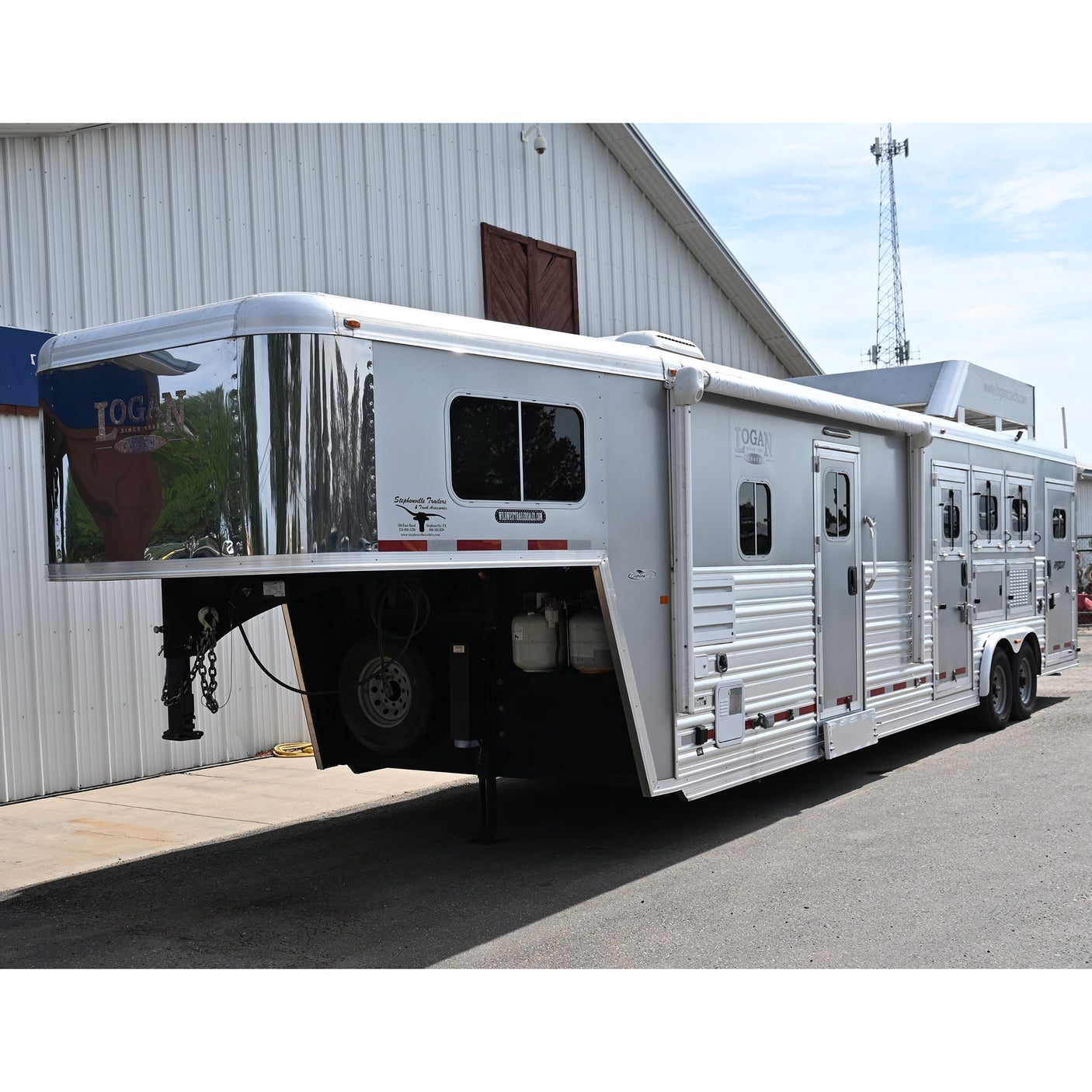 2015 Logan Coach 3 Horse Trailer with 16' LQ with Bunk Beds