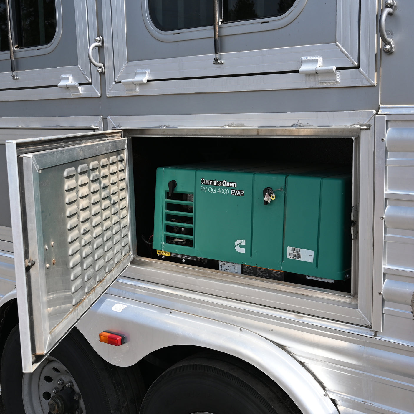 2015 Logan Coach 3 Horse Trailer with 16' LQ with Bunk Beds