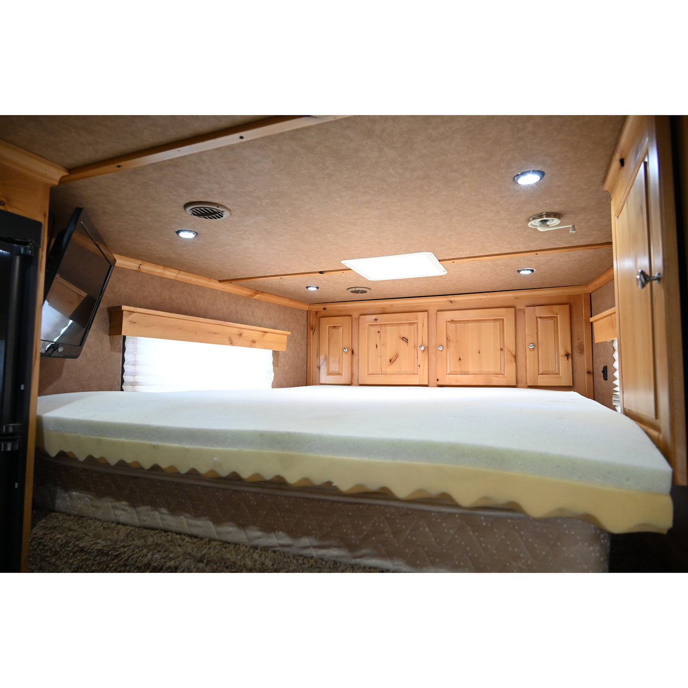 2015 Logan Coach 3 Horse Trailer with 16' LQ with Bunk Beds