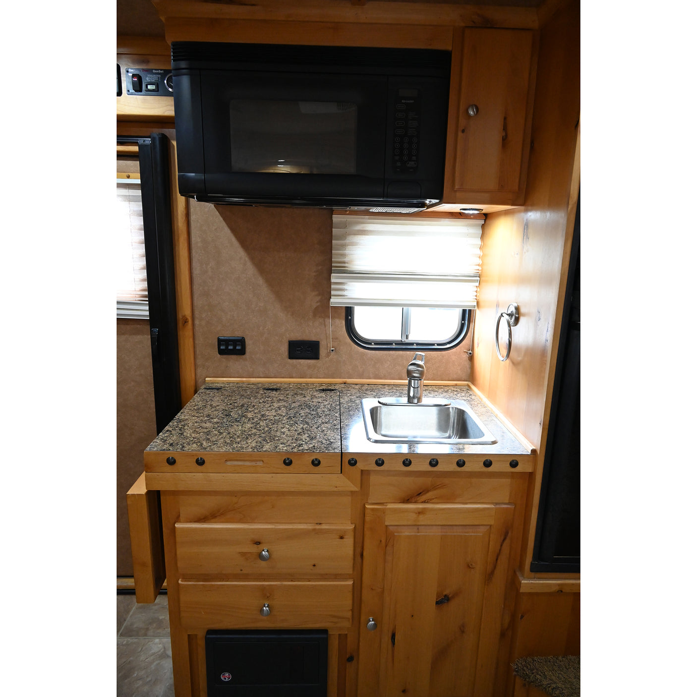 2015 Logan Coach 3 Horse Trailer with 16' LQ with Bunk Beds
