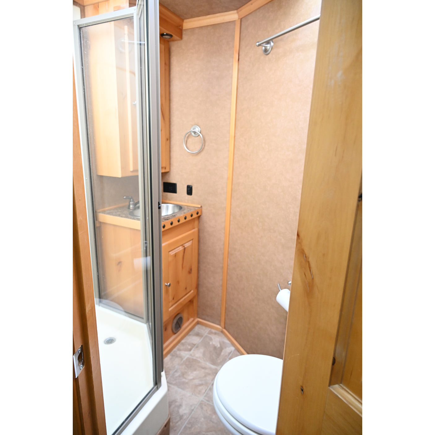 2015 Logan Coach 3 Horse Trailer with 16' LQ with Bunk Beds