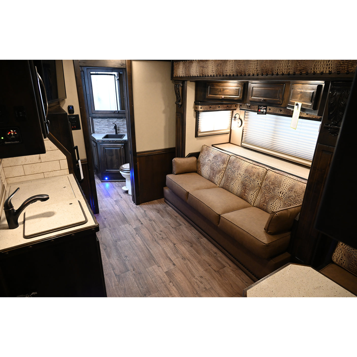 2026 Cimarron 3 Horse Trailer Side Load 15' Outlaw Living Quarter Air Ride