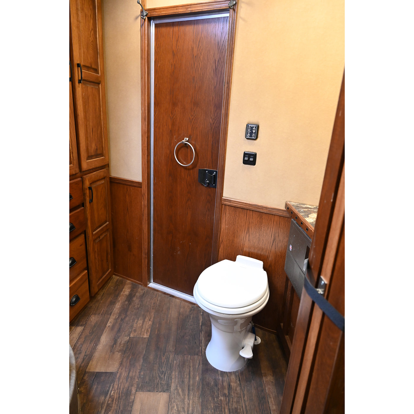 2016 Lakota BigHorn 3 Horse Trailer with 16' Living Quarter