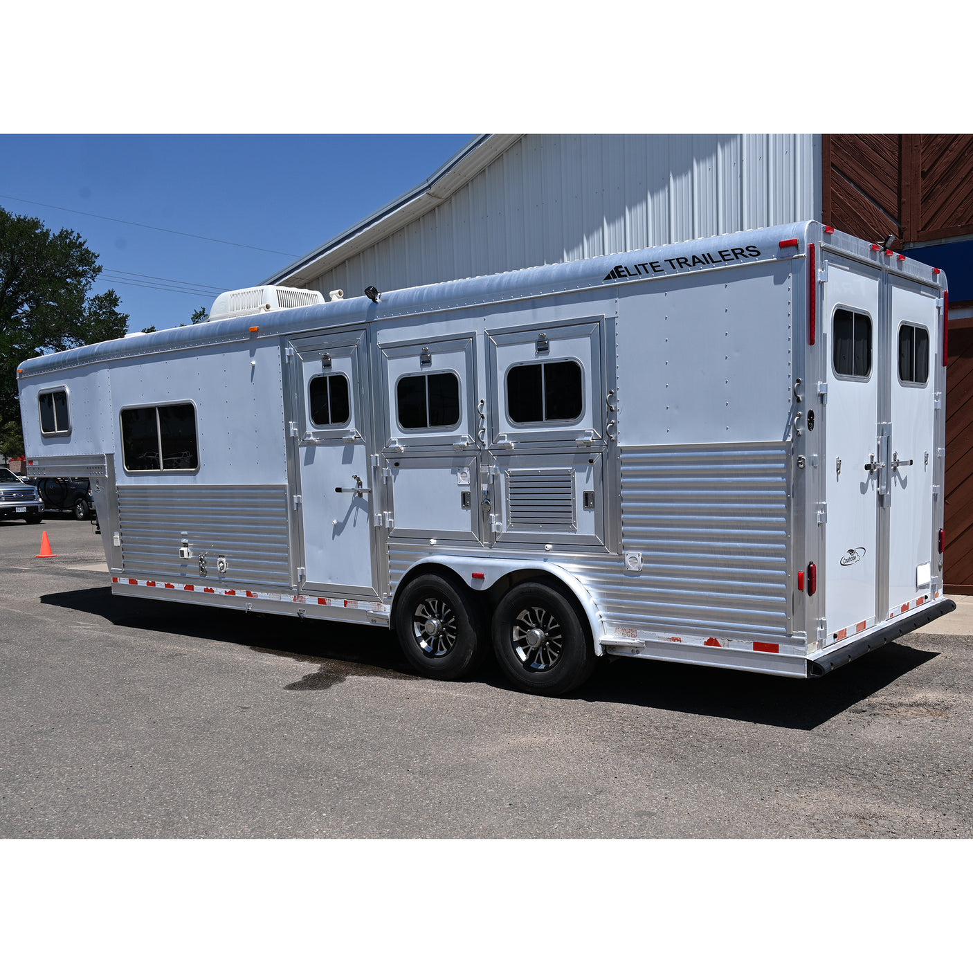 2006 Elite 3 Horse 9' Living Quarter Horse Trailer