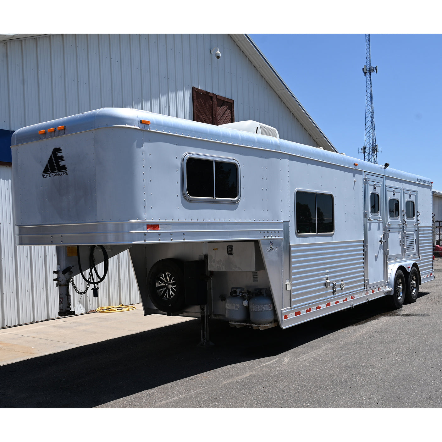 2006 Elite 3 Horse 9' Living Quarter Horse Trailer