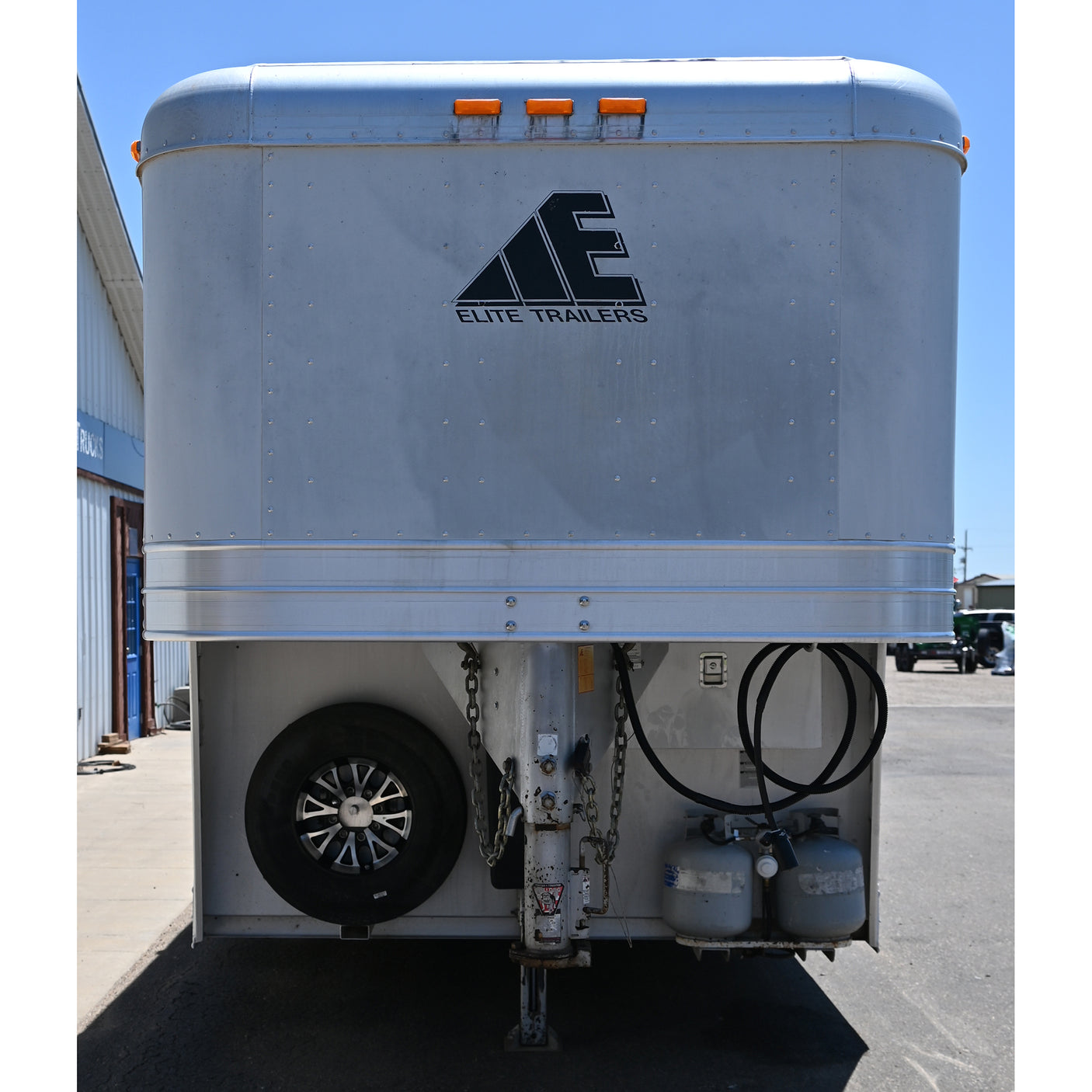 2006 Elite 3 Horse 9' Living Quarter Horse Trailer