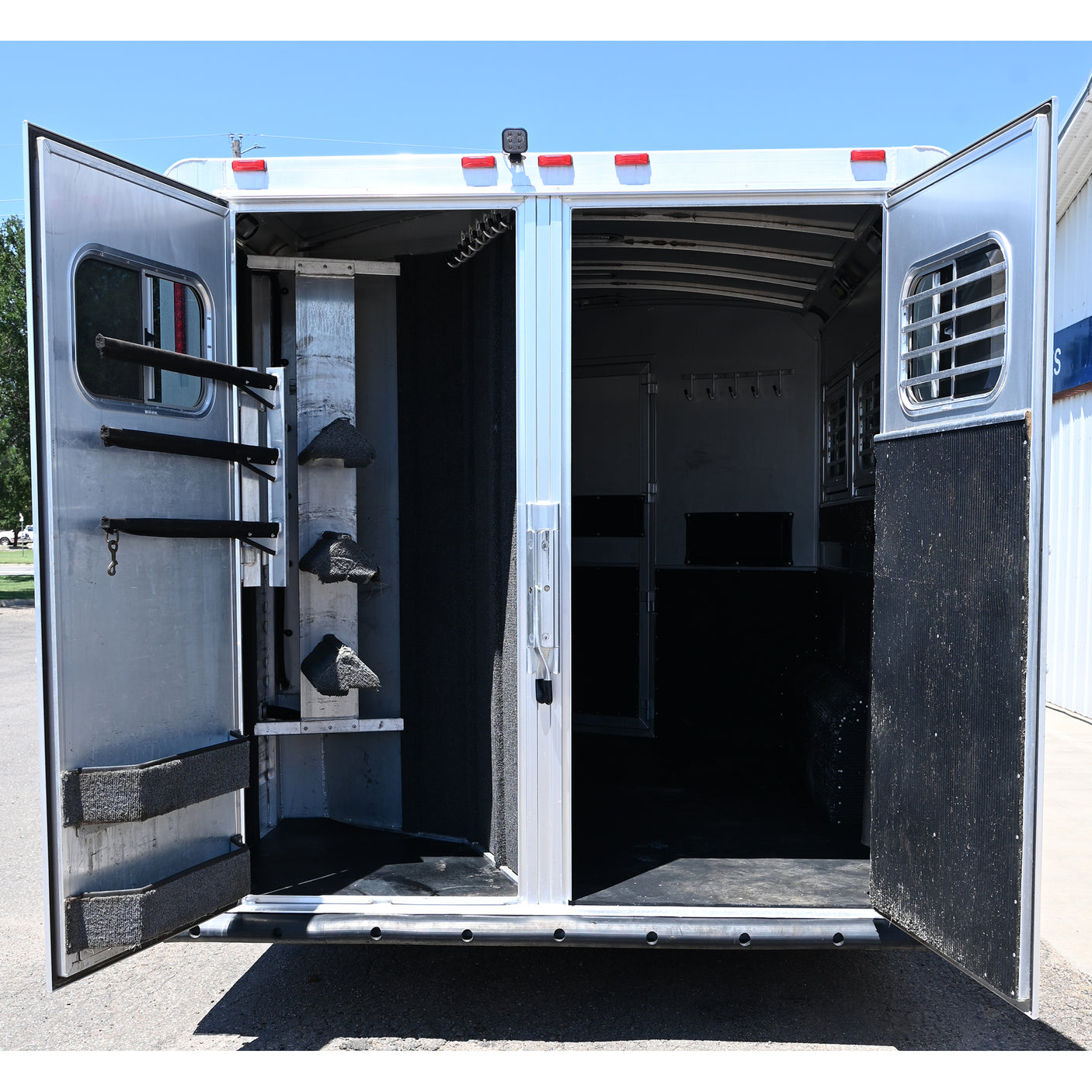 2006 Elite 3 Horse 9' Living Quarter Horse Trailer