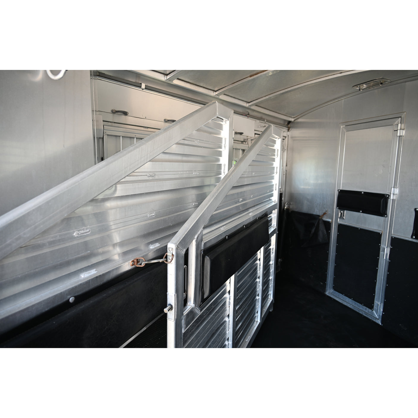 2006 Elite 3 Horse 9' Living Quarter Horse Trailer