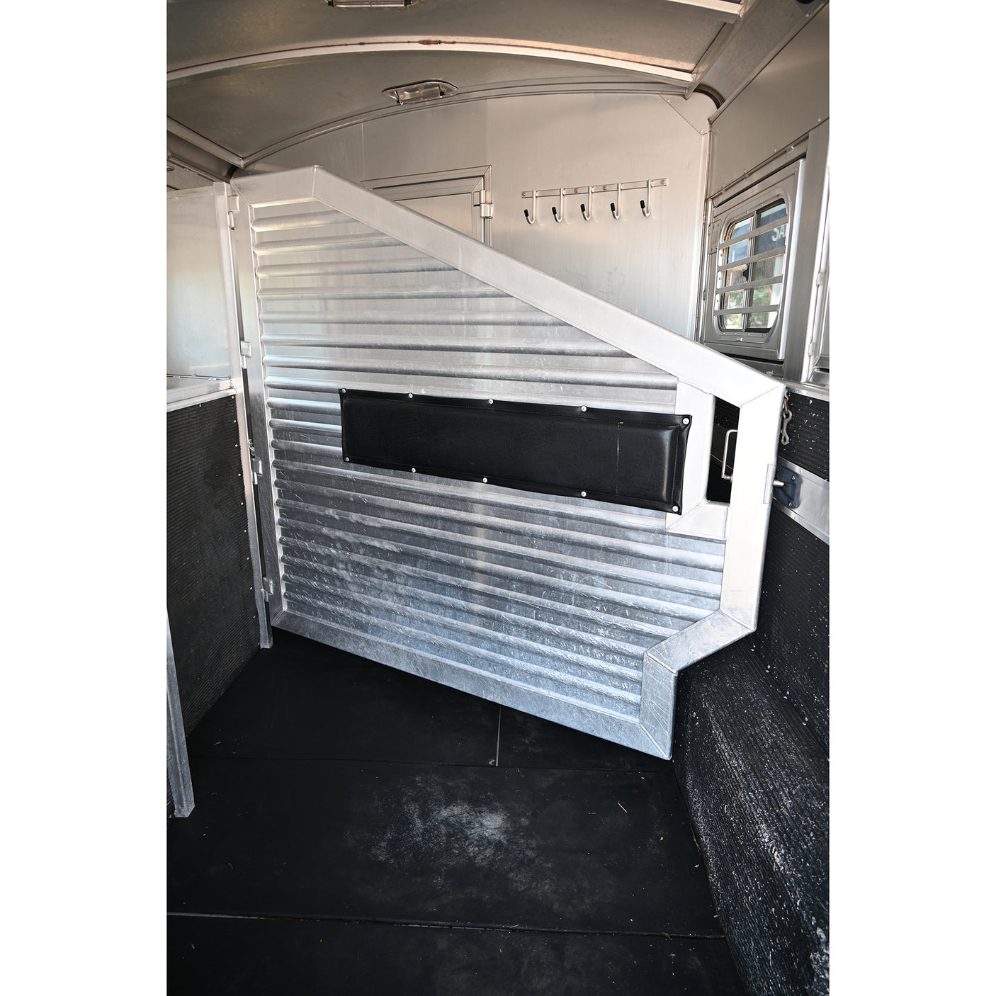 2006 Elite 3 Horse 9' Living Quarter Horse Trailer