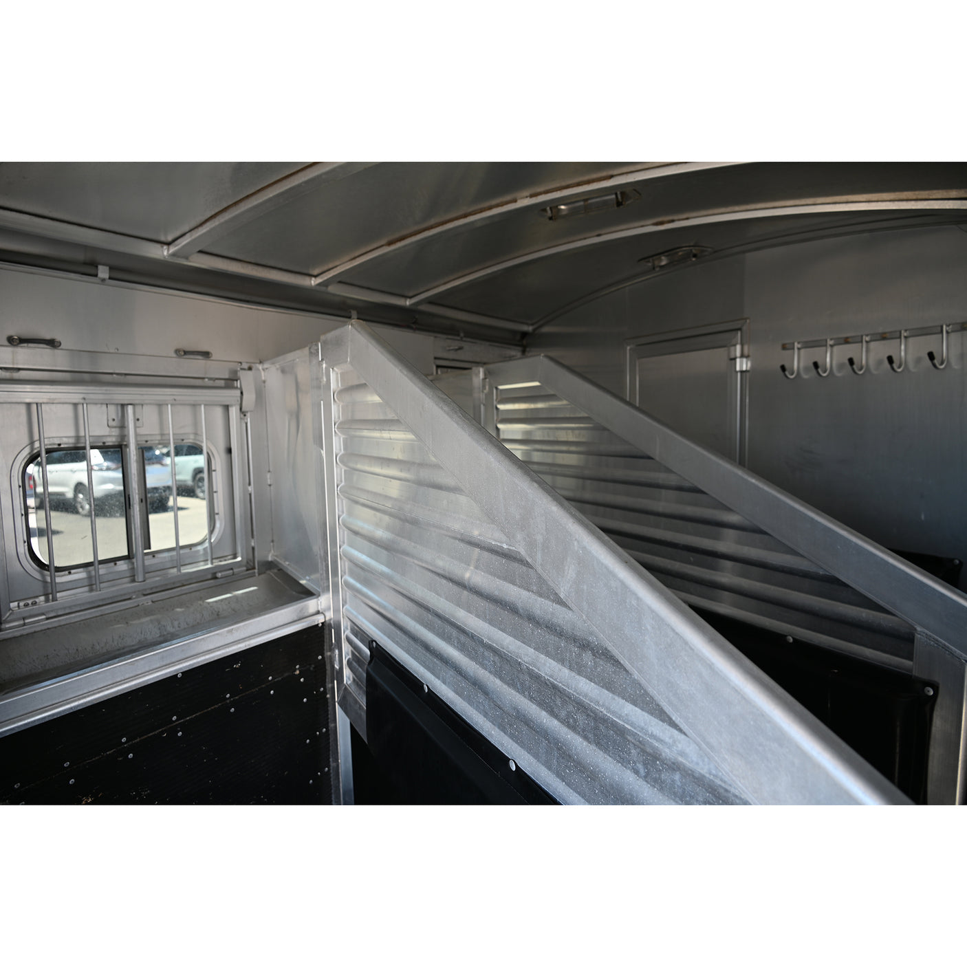 2006 Elite 3 Horse 9' Living Quarter Horse Trailer