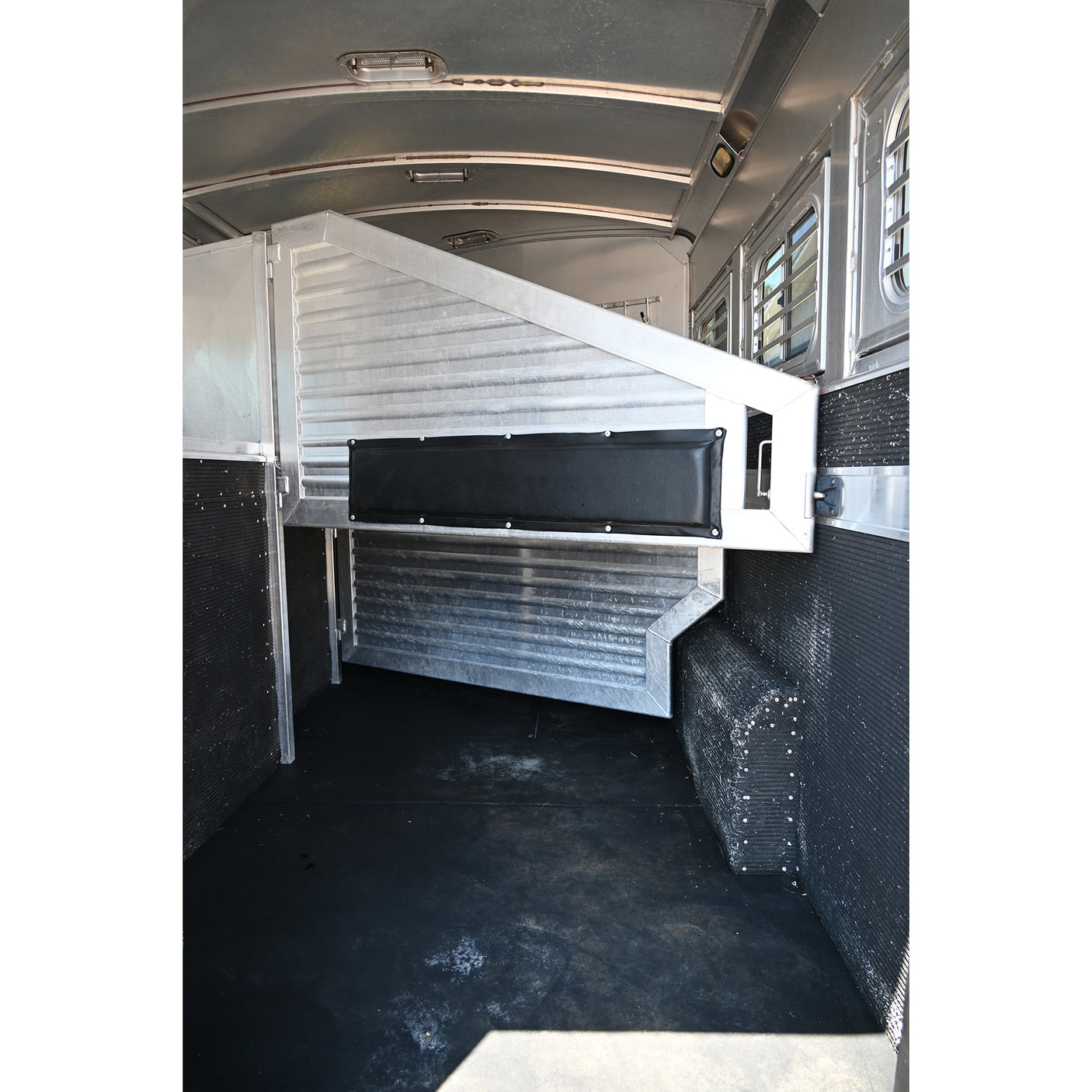 2006 Elite 3 Horse 9' Living Quarter Horse Trailer