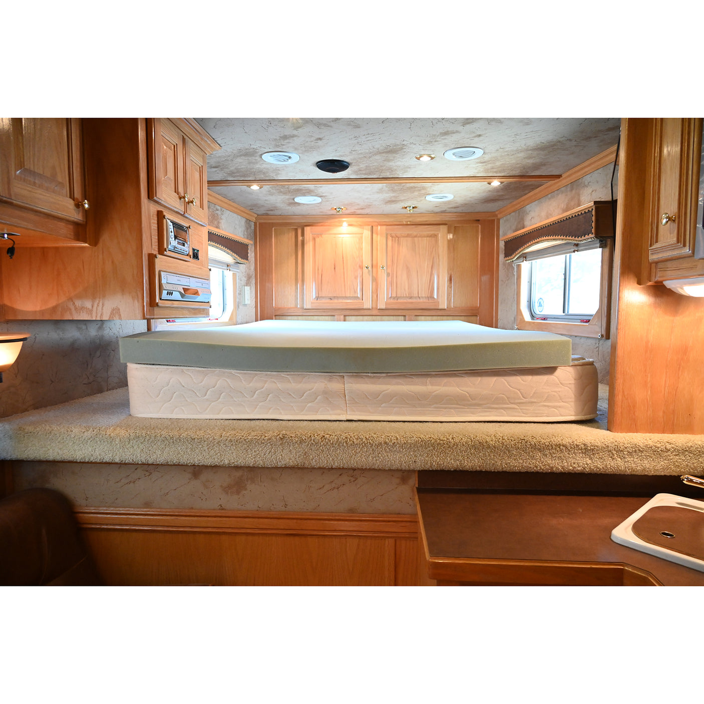2006 Elite 3 Horse 9' Living Quarter Horse Trailer