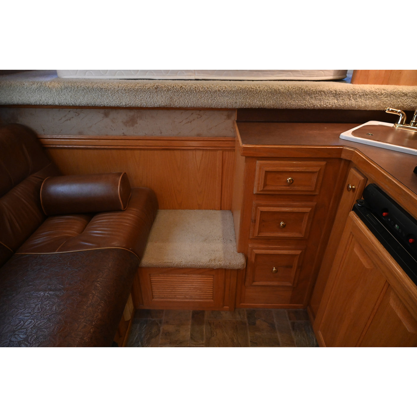 2006 Elite 3 Horse 9' Living Quarter Horse Trailer