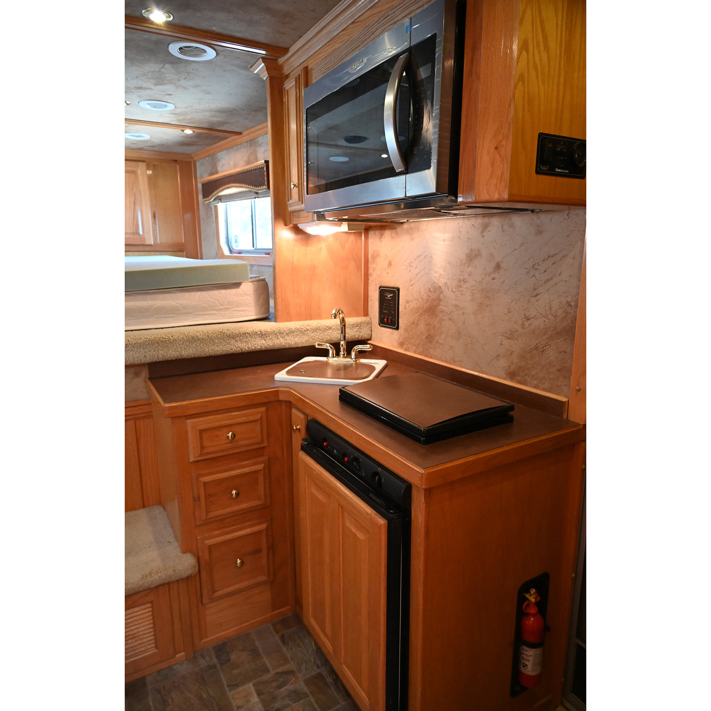 2006 Elite 3 Horse 9' Living Quarter Horse Trailer