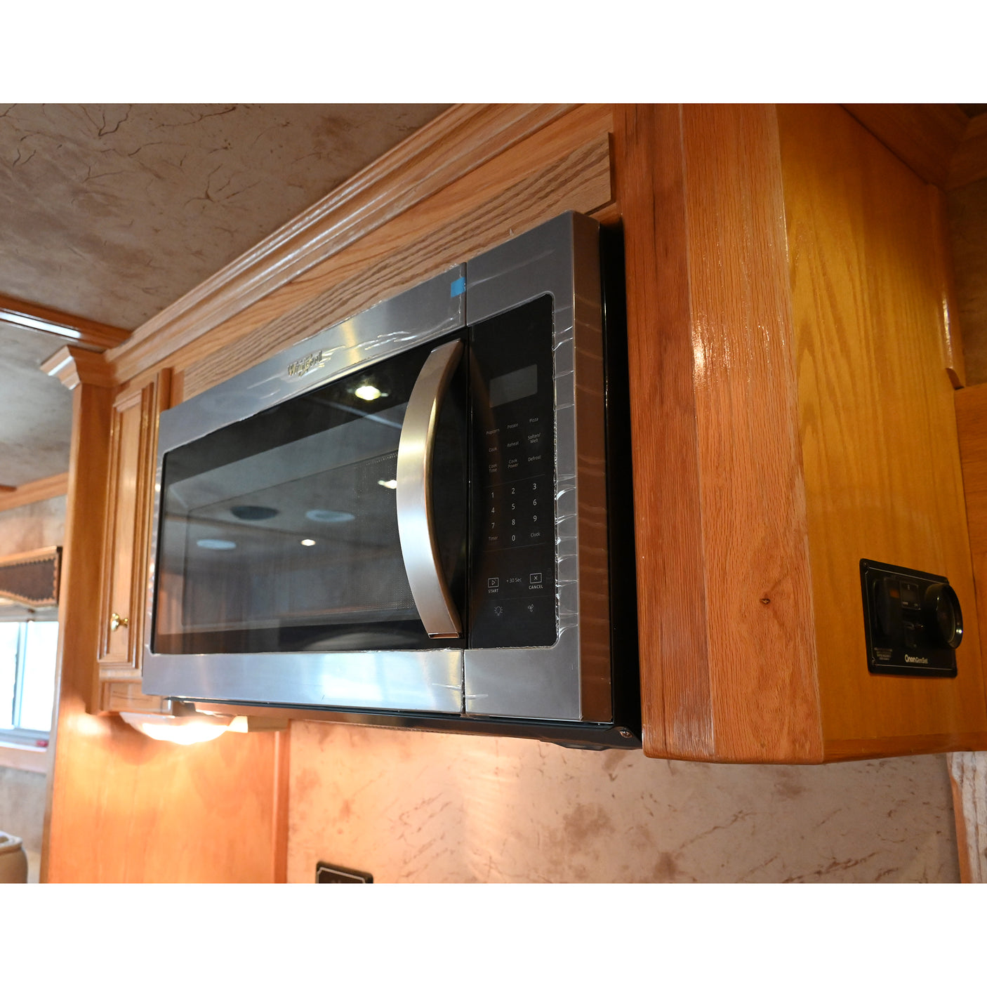 2006 Elite 3 Horse 9' Living Quarter Horse Trailer