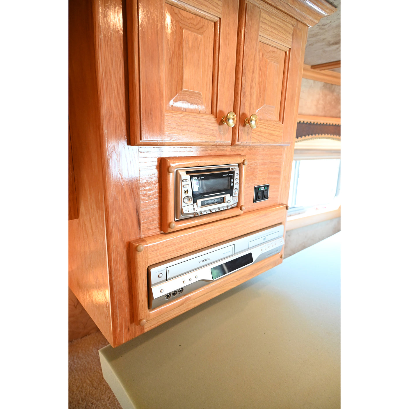 2006 Elite 3 Horse 9' Living Quarter Horse Trailer