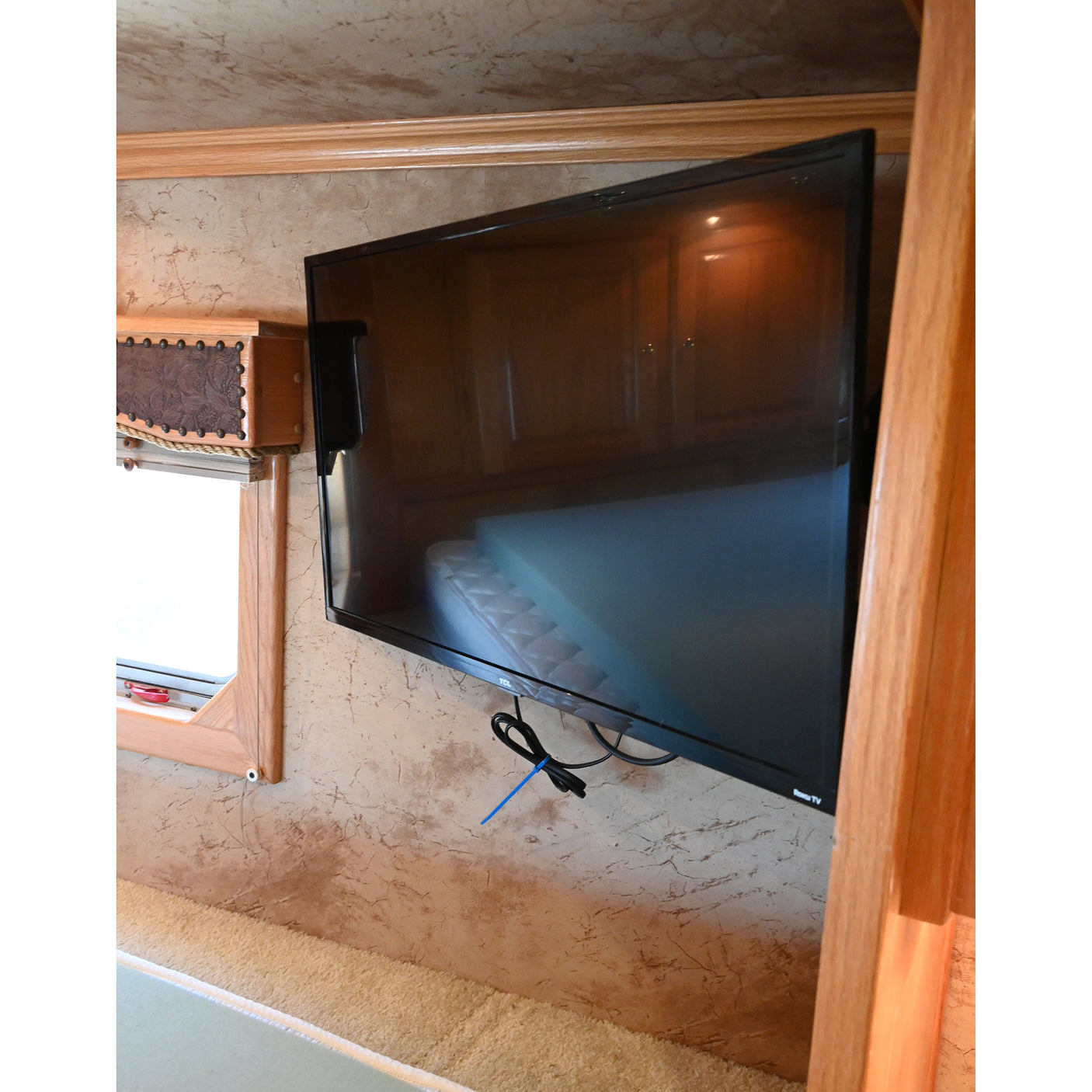 2006 Elite 3 Horse 9' Living Quarter Horse Trailer