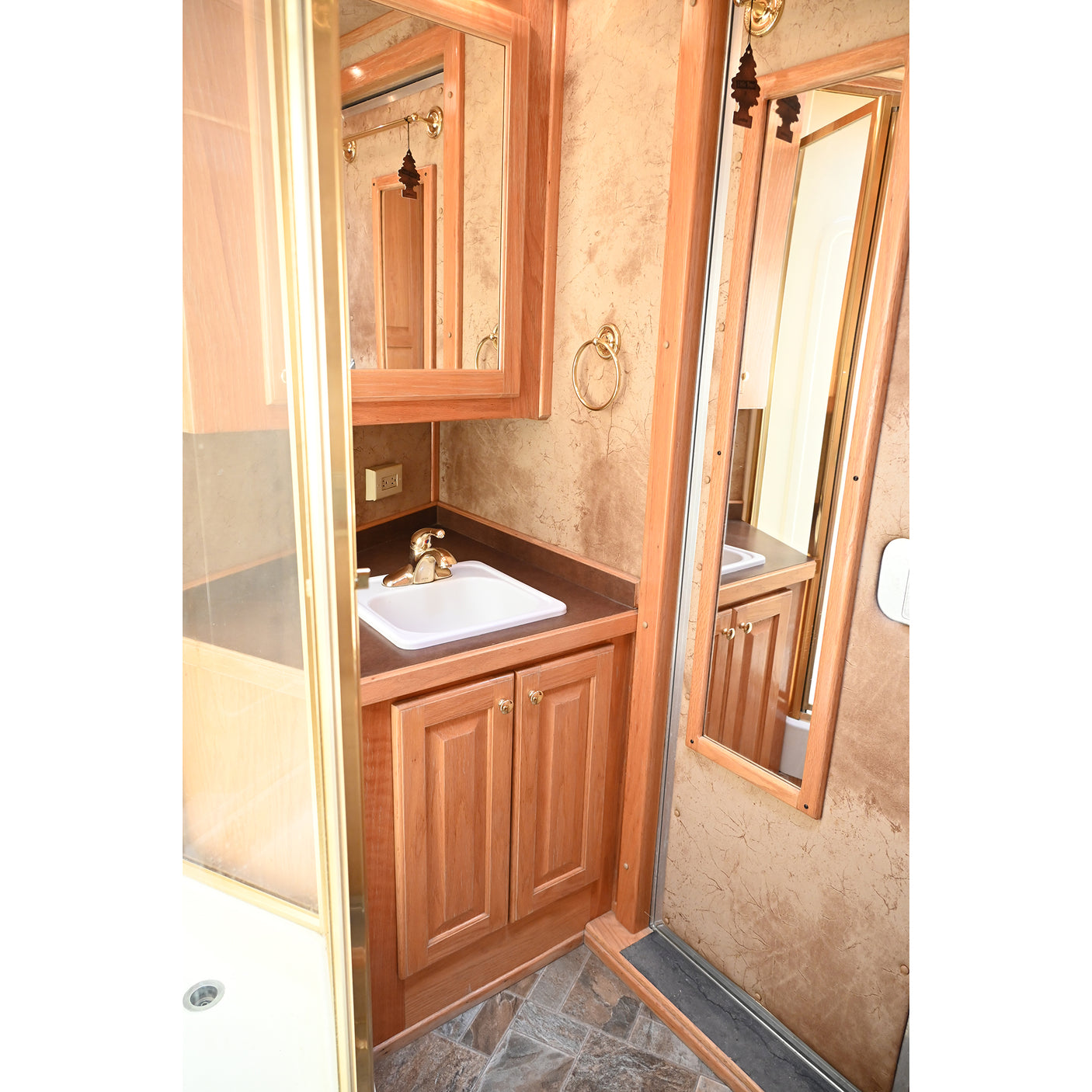 2006 Elite 3 Horse 9' Living Quarter Horse Trailer