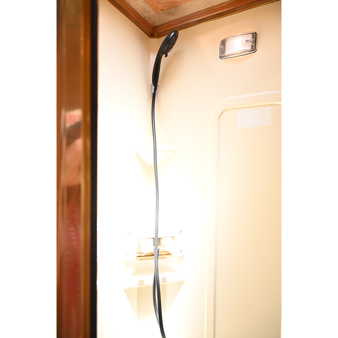 2006 Elite 3 Horse 9' Living Quarter Horse Trailer