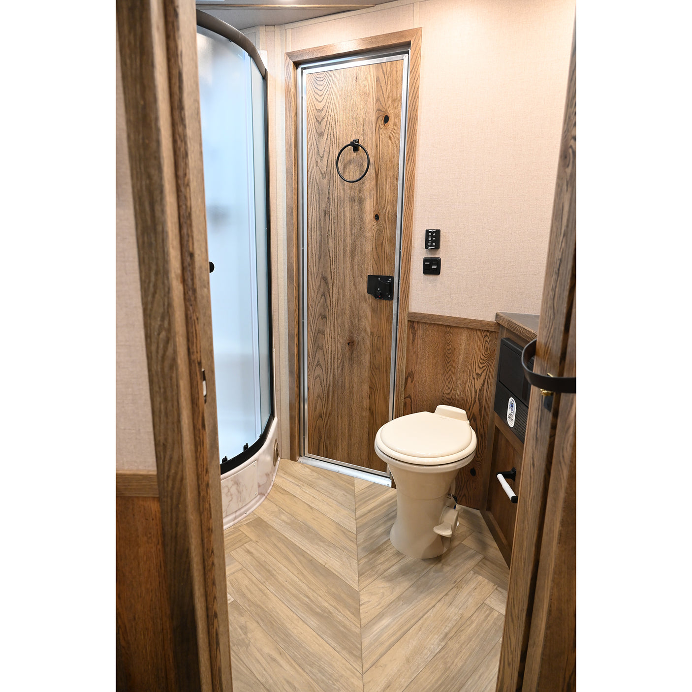 2027 Lakota Charger 4 Horse Trailer with 16' LQ, Side Load, Spread Axles, Super Rear Tack