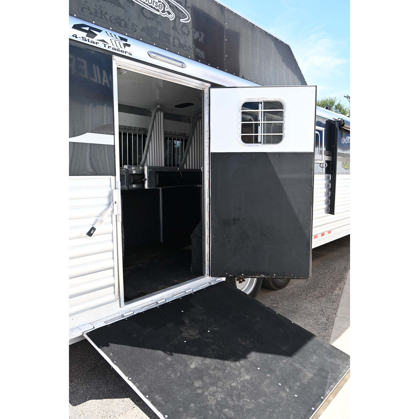 2018 4 Star 4 Horse with 15' LQ, Side Load, Hay Pod, Generator, Slide Out