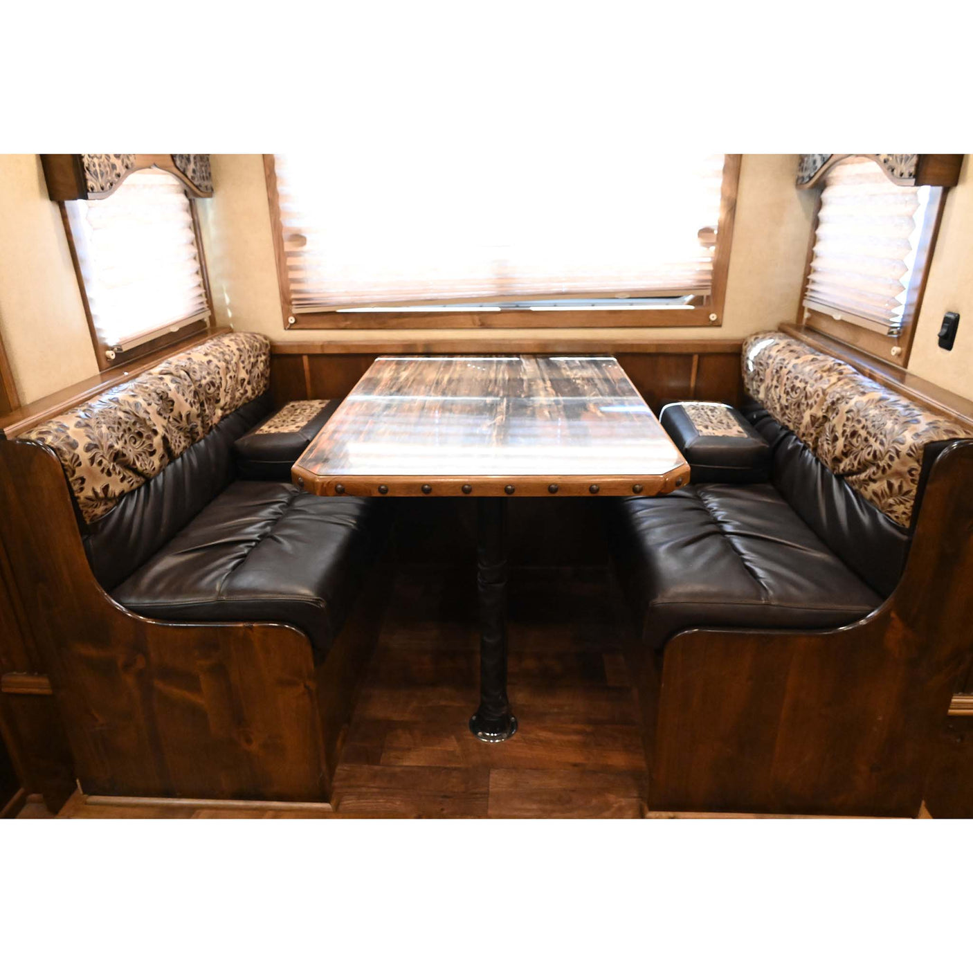 2018 4 Star 4 Horse with 15' LQ, Side Load, Hay Pod, Generator, Slide Out