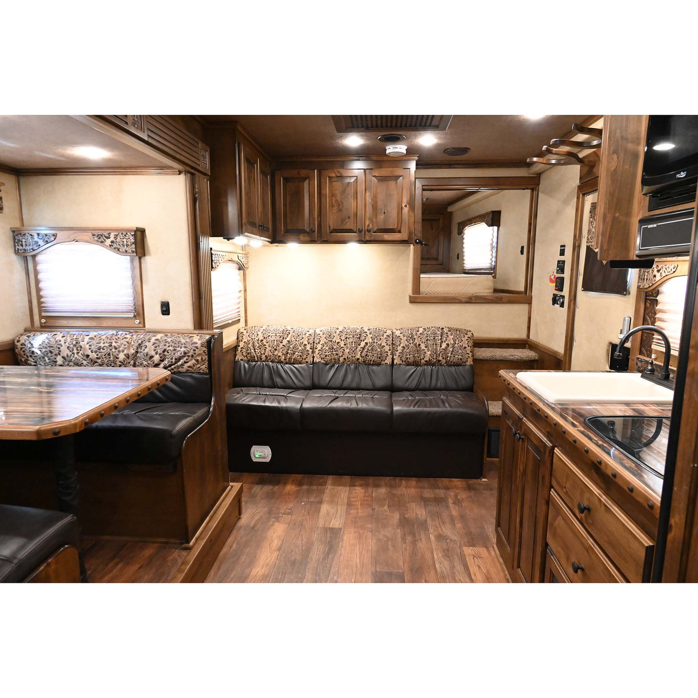 2018 4 Star 4 Horse with 15' LQ, Side Load, Hay Pod, Generator, Slide Out