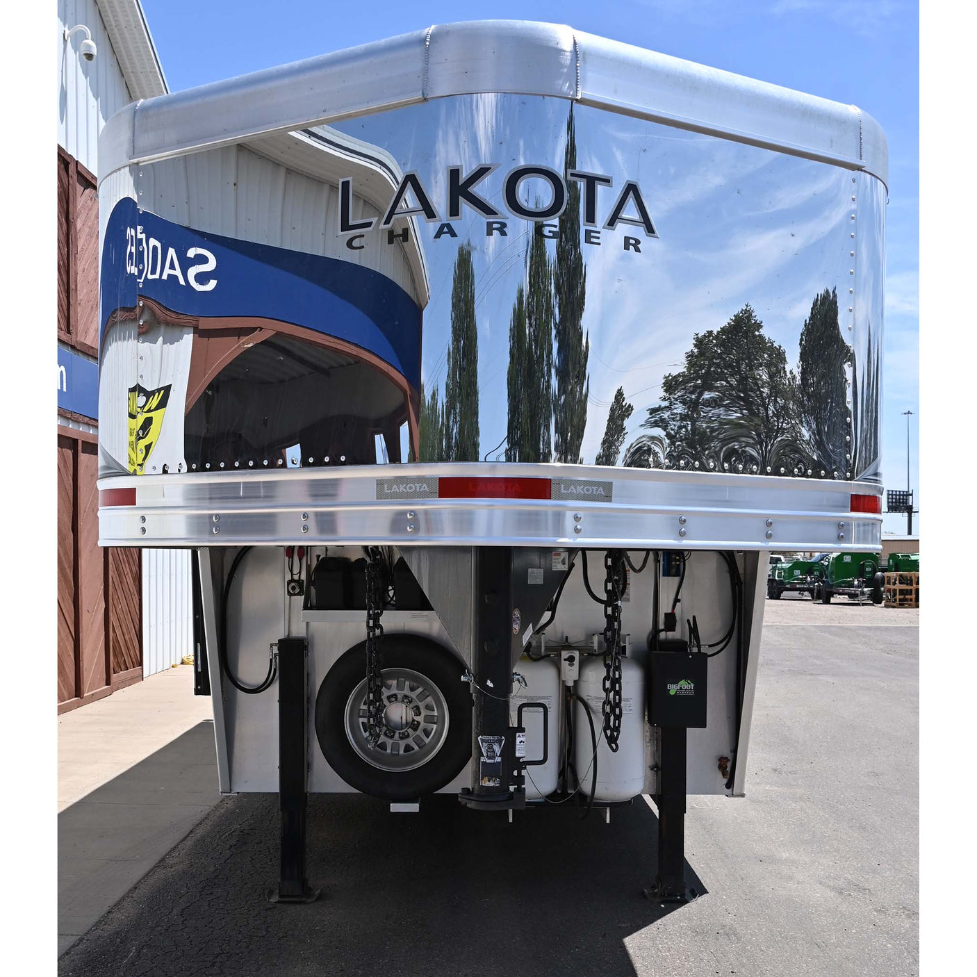 2022 Lakota Charger Stock Combo 11' LQ Slide Horse Trailer with Mid Tack