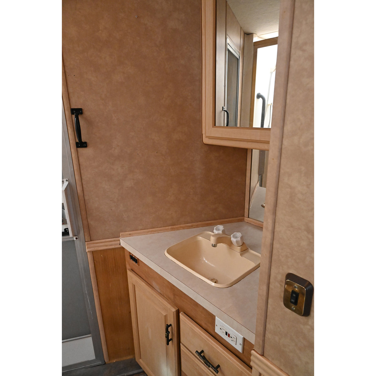 2006 SilverLite 3 Horse Trailer with 12' Living Quarter