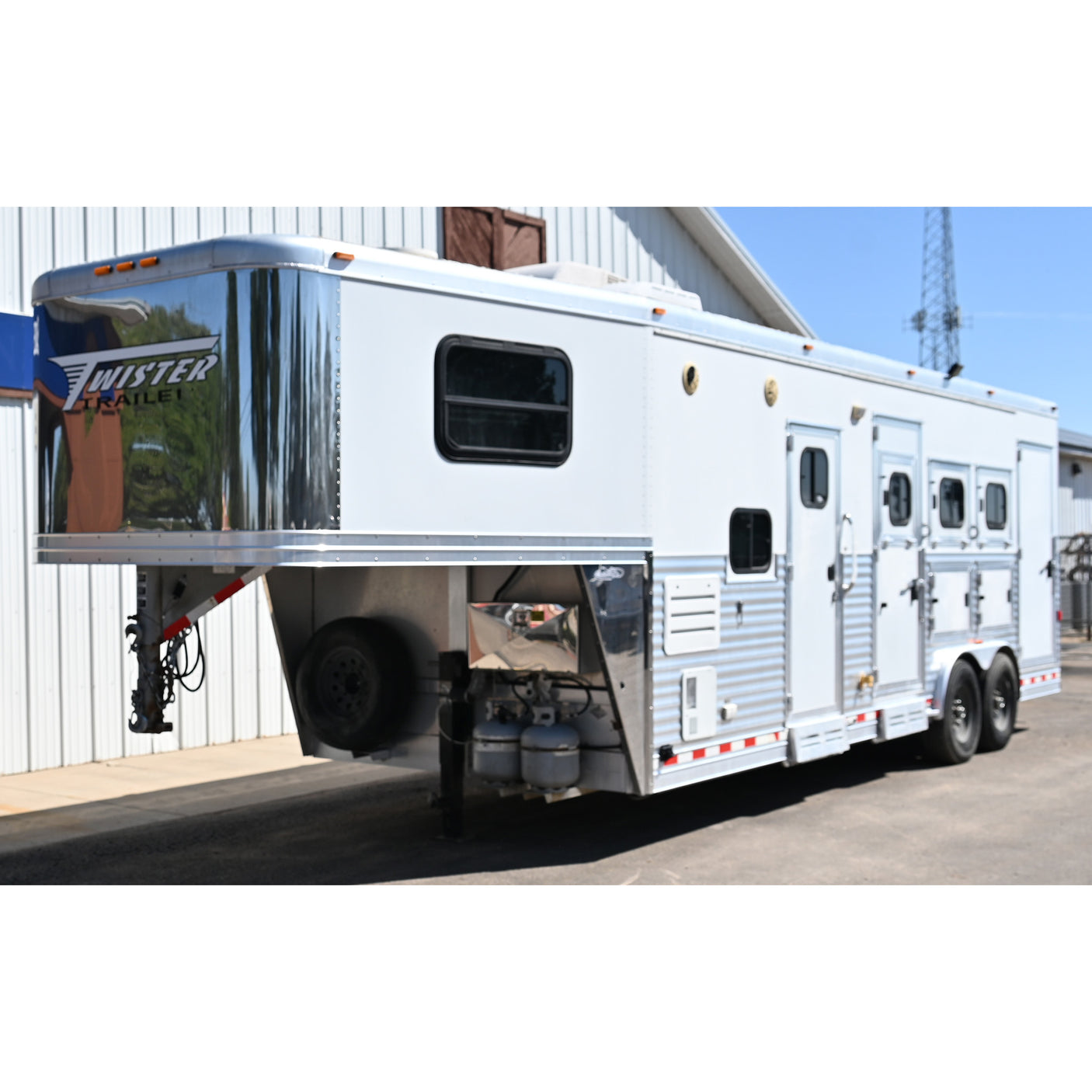 2008 Twister 3 Horse 10' Living Quarter Horse Trailer