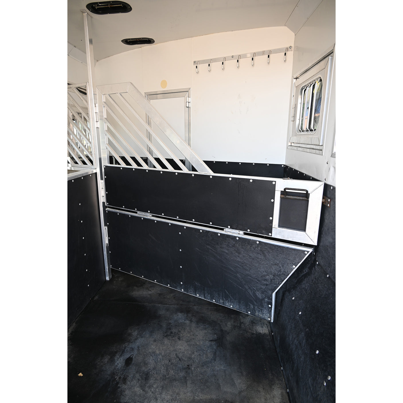 2008 Twister 3 Horse 10' Living Quarter Horse Trailer