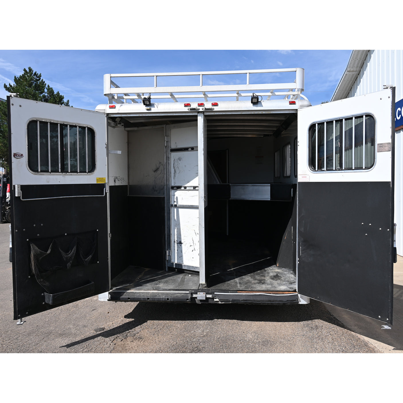 2007 Sundowner Sunlite 727 3 Horse 9' Living Quarter Trailer