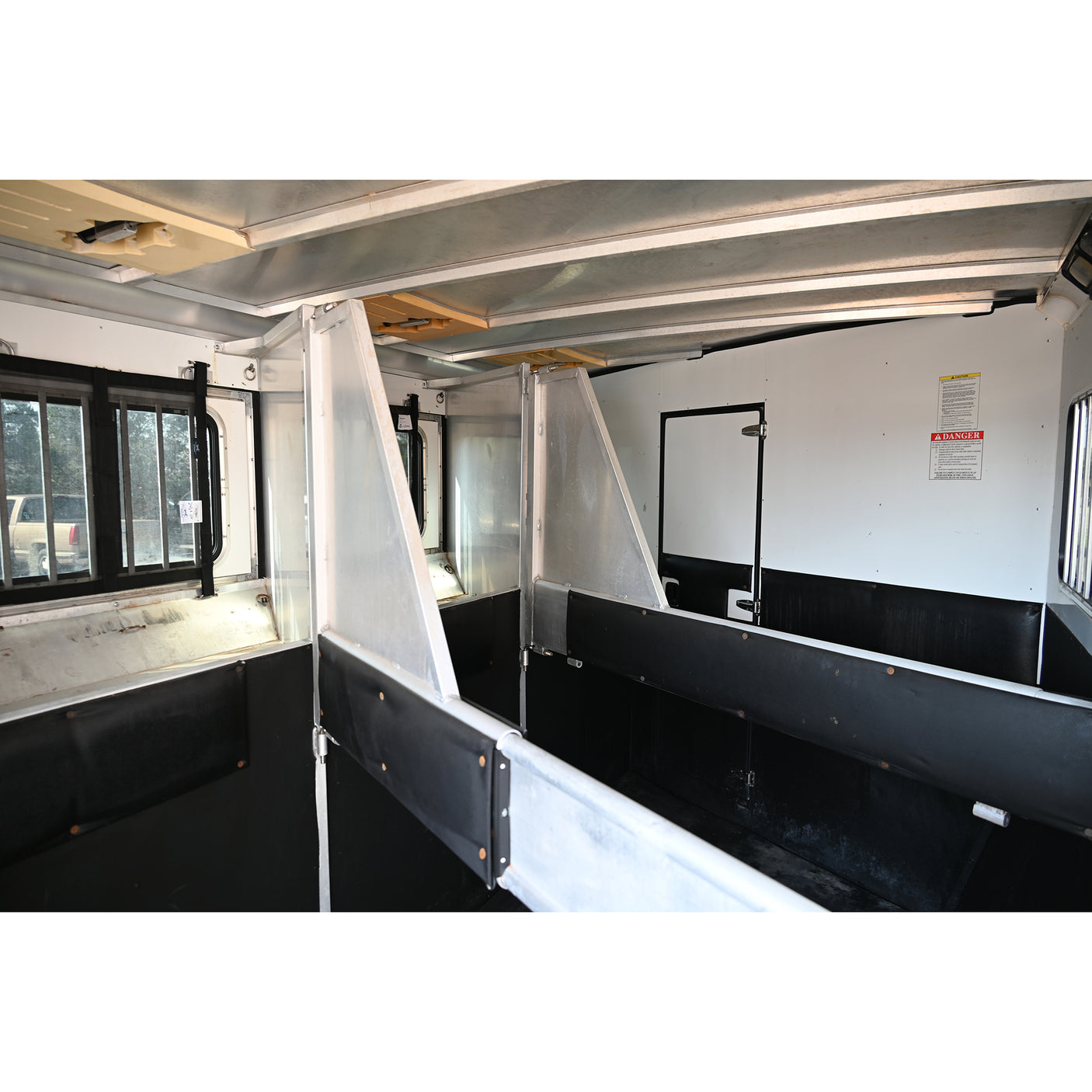 2007 Sundowner Sunlite 727 3 Horse 9' Living Quarter Trailer