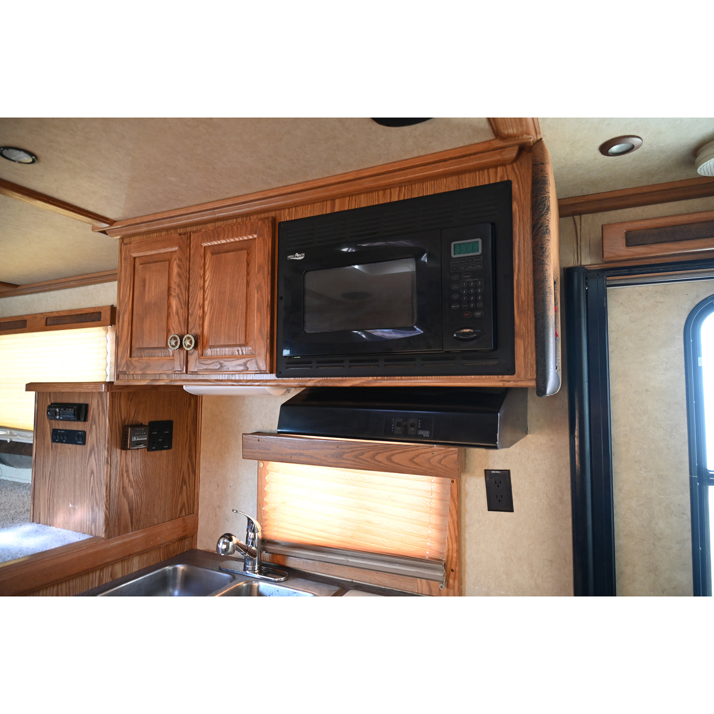 2007 Sundowner Sunlite 727 3 Horse 9' Living Quarter Trailer