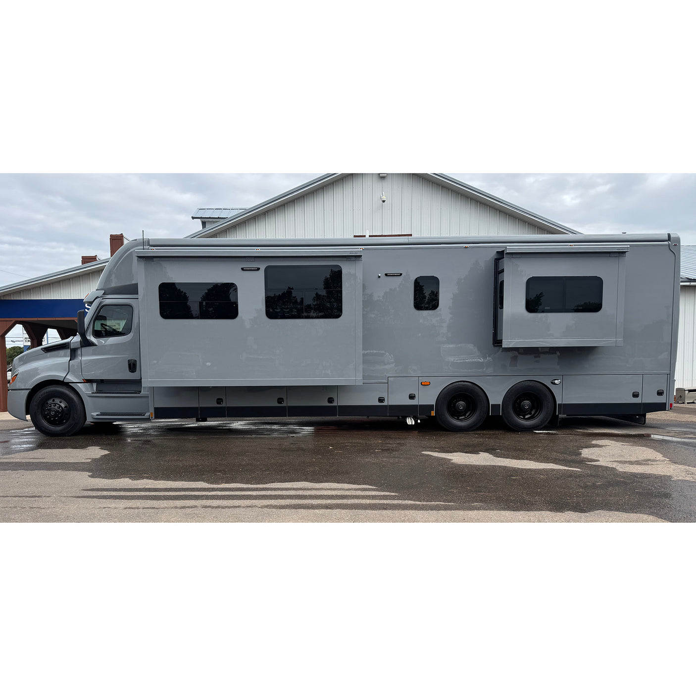 SOLD! 2026 Renegade XL 45' Super C X45BBC Bunk House Model, Freightliner Cascadia 600HP