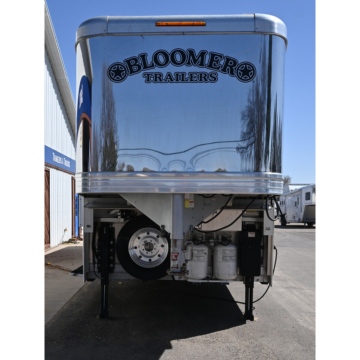 2019 Bloomer 5 Horse Trailer with 16'8" Living Quarter Brand New 7K Onan Generator