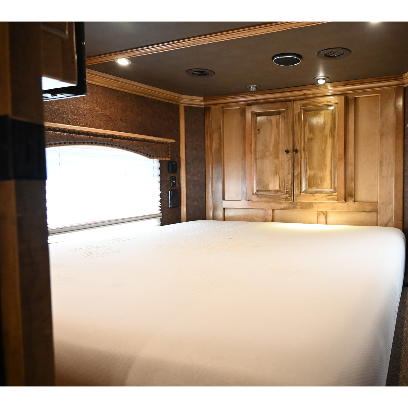2019 Bloomer 5 Horse Trailer with 16'8" Living Quarter Brand New 7K Onan Generator