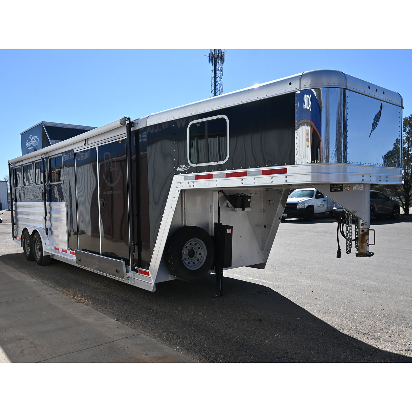 2020 Featherlite 4 Horse Gooseneck Trainer's Tack Horse Trailer