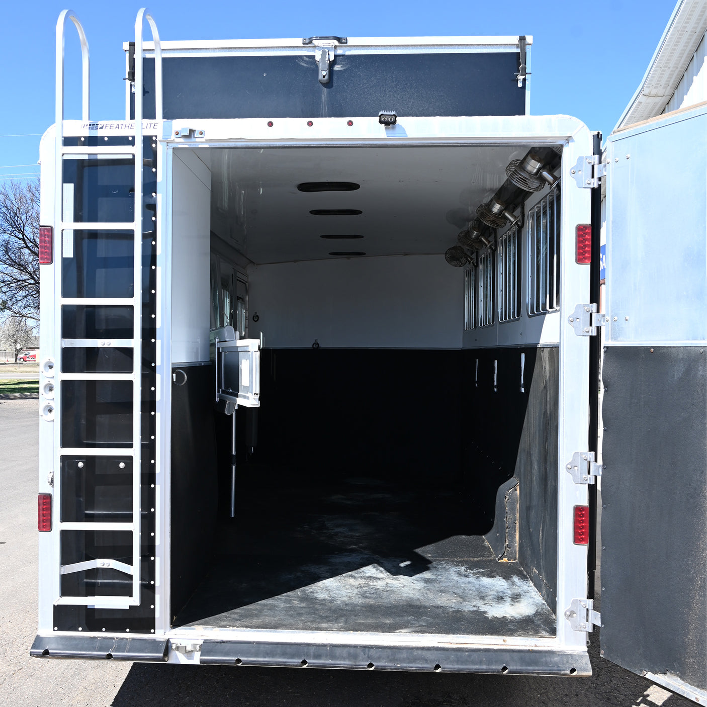2020 Featherlite 4 Horse Gooseneck Trainer's Tack Horse Trailer