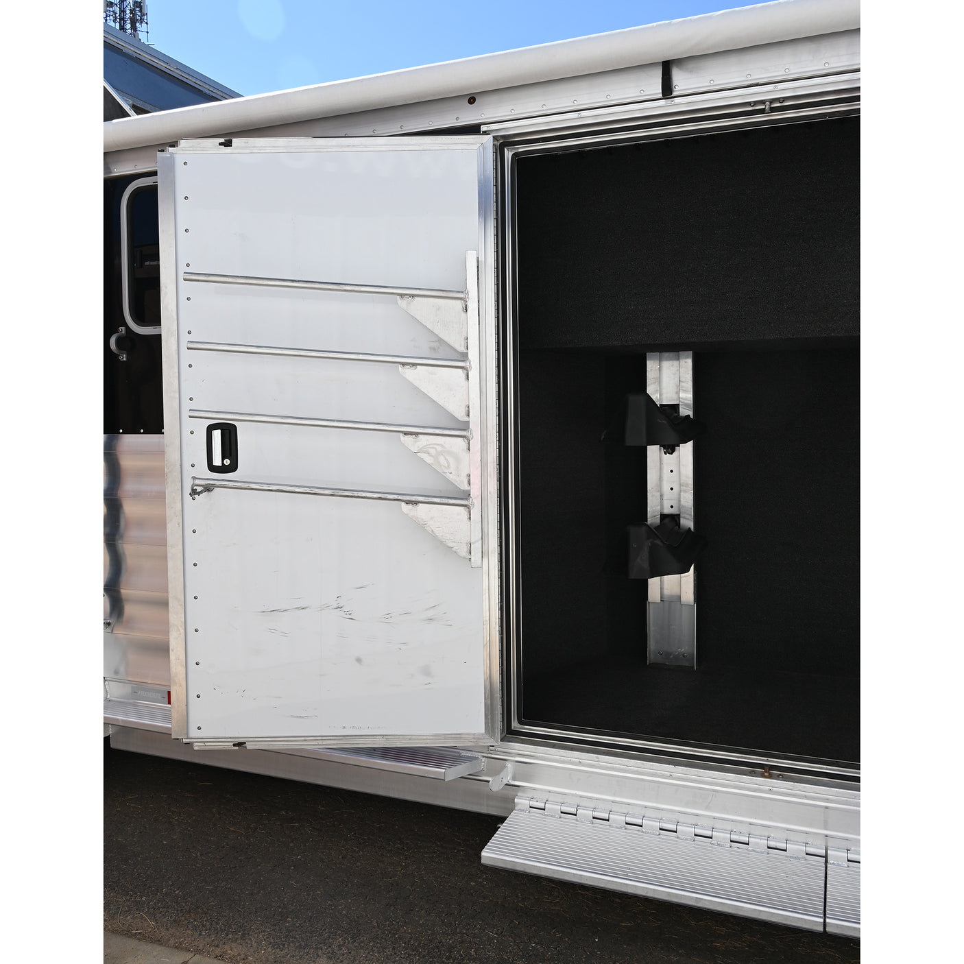 2020 Featherlite 4 Horse Gooseneck Trainer's Tack Horse Trailer